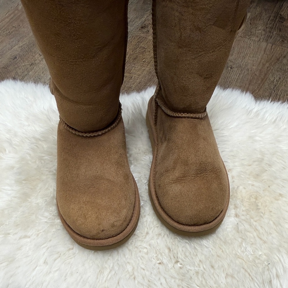 UGG youth Chestnut tall Button side Suede Shearling Boots size 2 - Picture 3 of 10